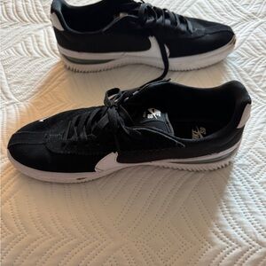 Nike Men's Black and White Sneakers